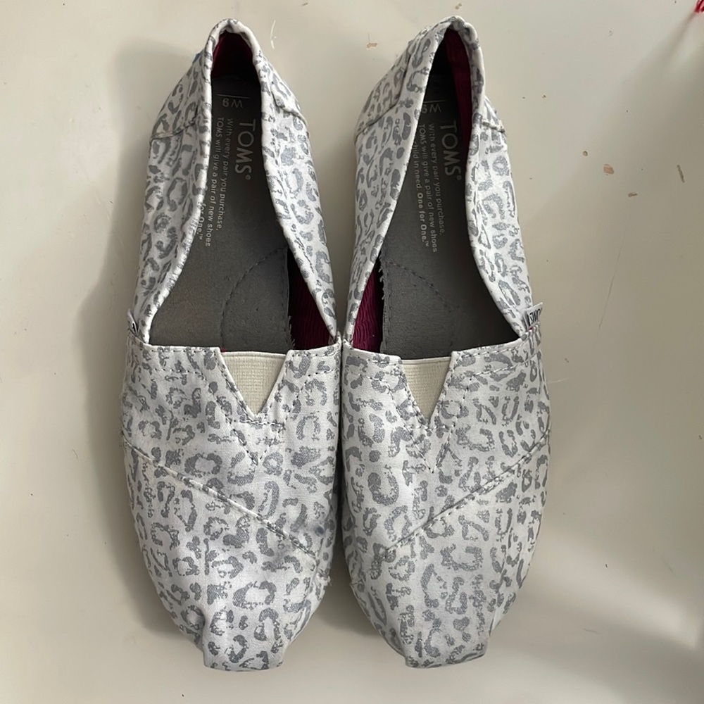 Toms Size W9 Silver Leopard Print Pattern - image 1